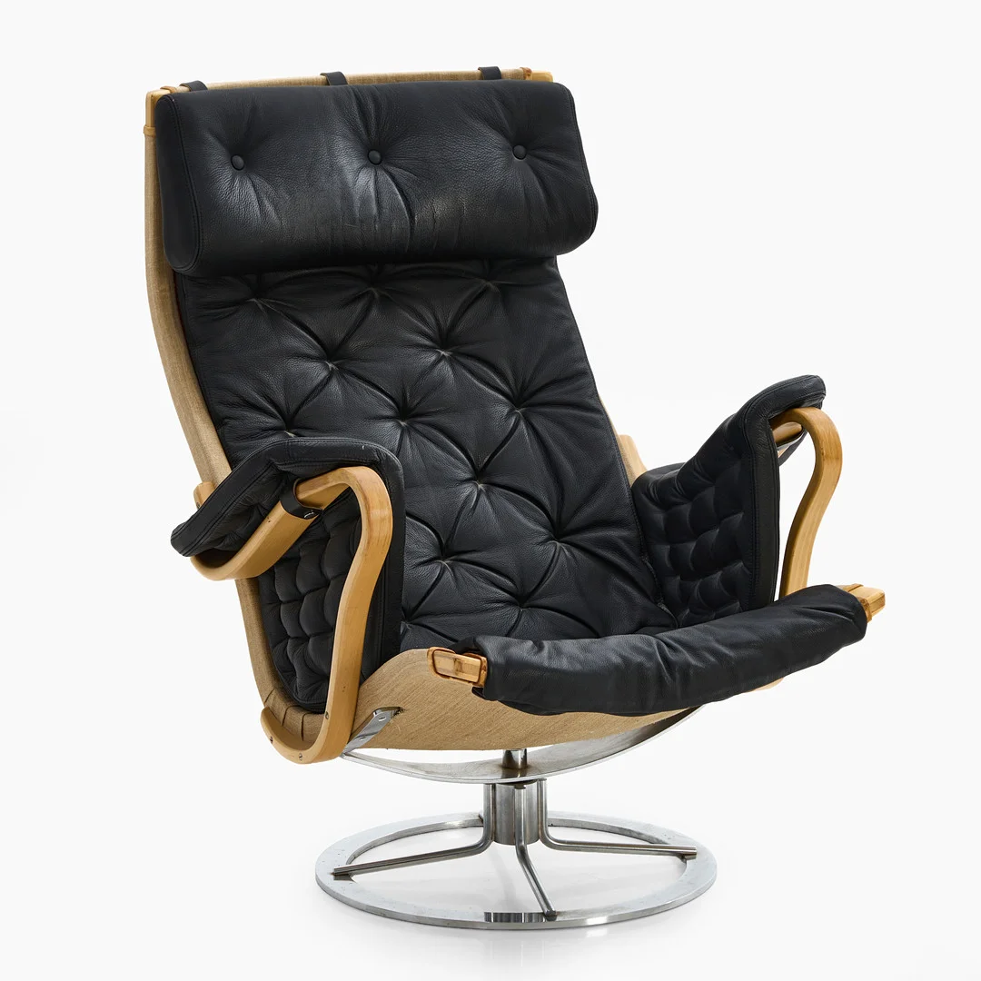 BRUNO MATHSSON. Fåtölj, "Pernilla Roto", DUX, 1900-talets slut, stomme i bok, klädsel i svart läder, på kromad fot. — Armchairs & Chairs — Crafoord Auktioner Stockholm