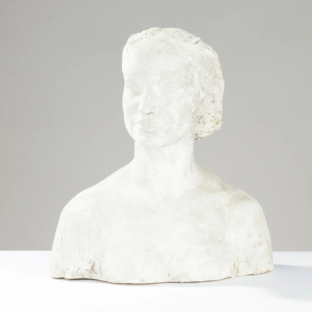 HENRI-MARIUS PETIT (1913-2009). Portrætbuste af gips, usigneret, mærke i bunden fra kunstnerens værksted, 1940-50'erne. — Sculptures & Bronzes — Palsgaard Kunstauktioner