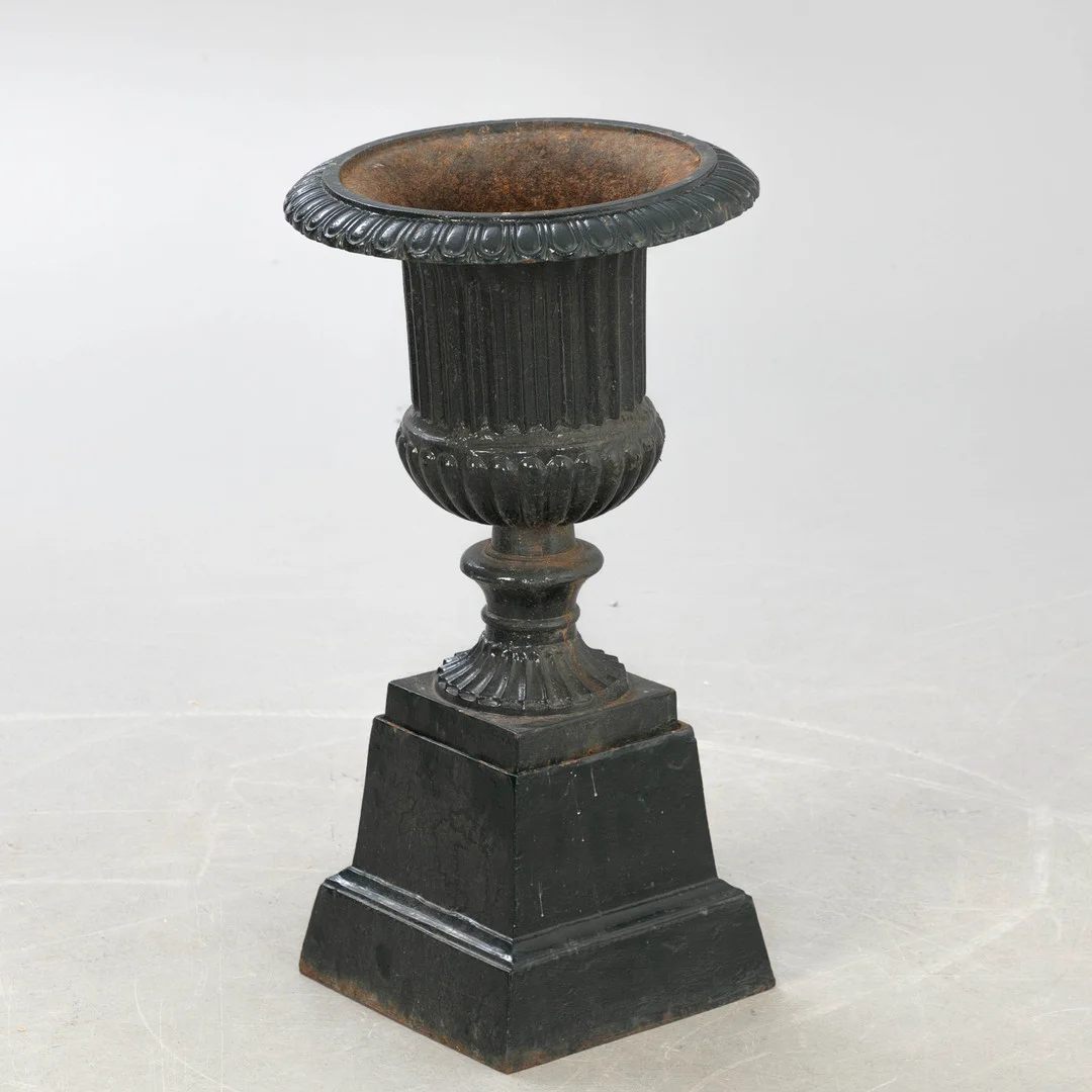 Kleine Medici-Vase auf Postament, Frankreich, 1. Hälfte 20. Jh. — Garden Sculptures & Urns — Stockholms Auktionsverk Hamburg