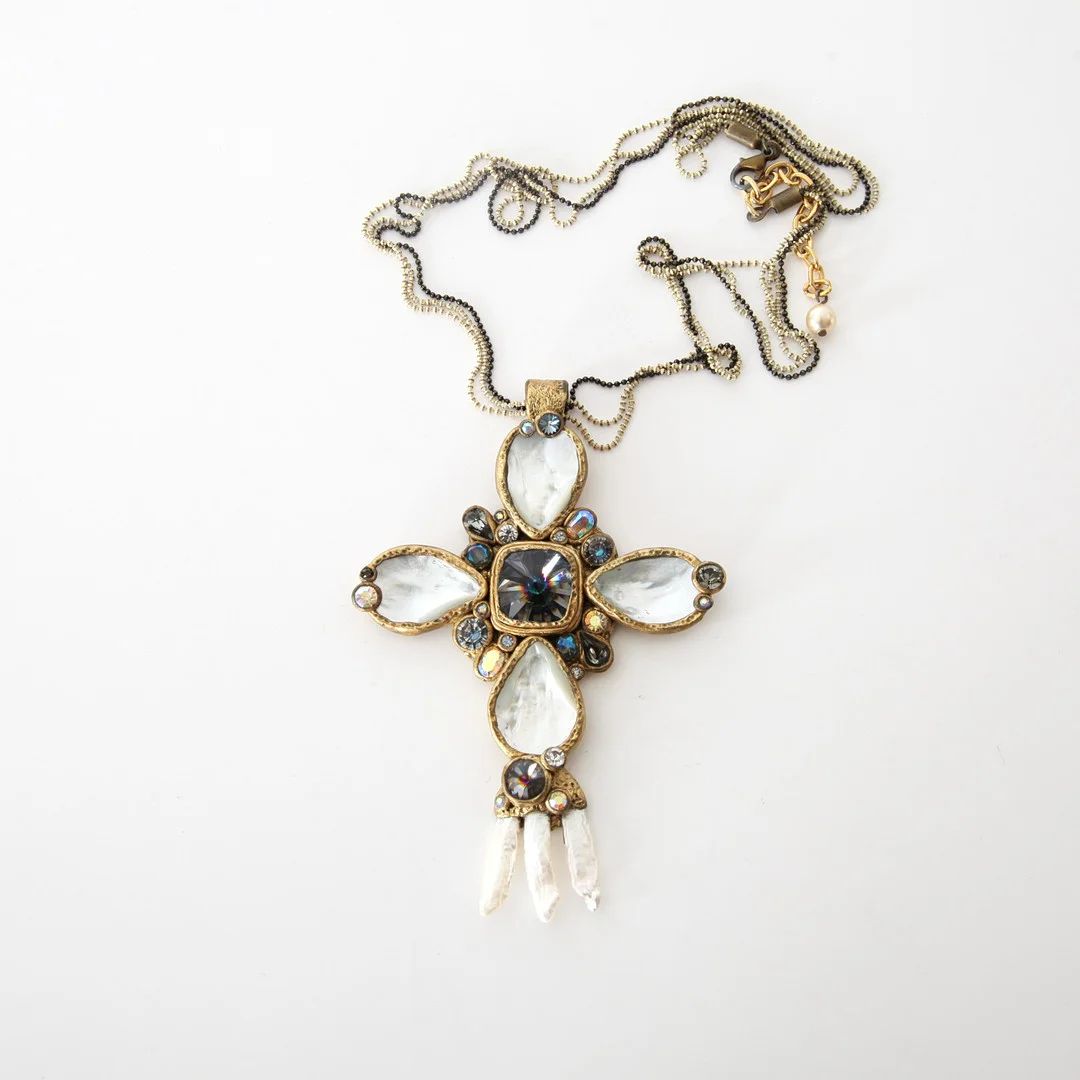 ELLA K BIJOUX PARIS, Halsband med stort handgjort kors med pärlemo och kristaller, 2015. — Necklace — Auktionsverket Engelholm