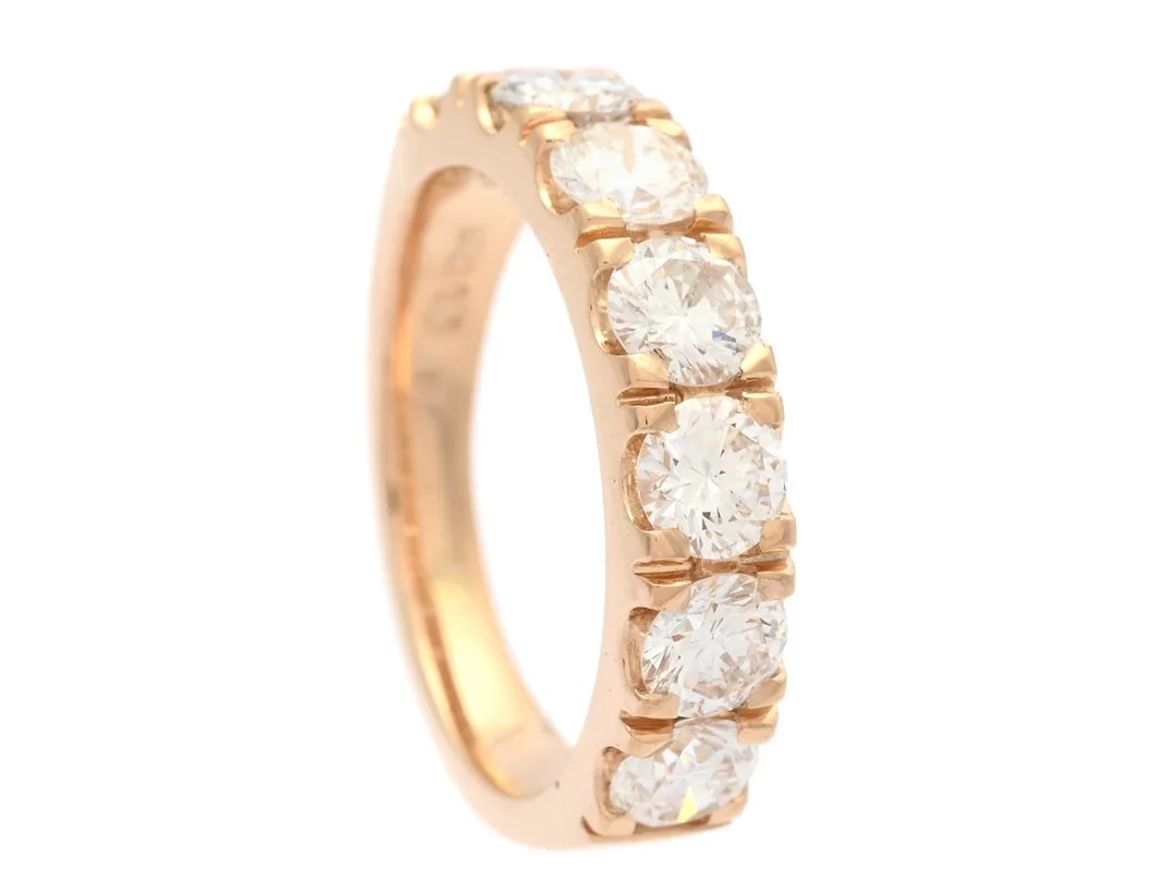 ALLIANSRING, 18K guld, 7 briljantslipade diamanter 1,79 ctv, R-W/VVS-SI, stl 16,5 mm, vikt 5,9 g. — Smycken/Alliansring — Kaplans