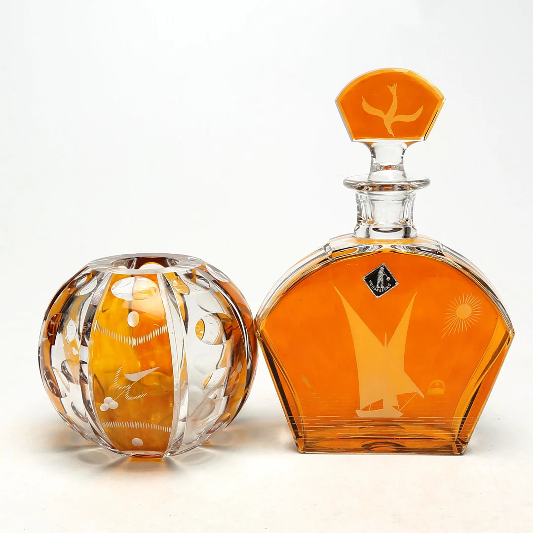 KARAFF och VAS, glas, överfång, bland annat Johansfors. — Art glass — Kalmar Auktionsverk