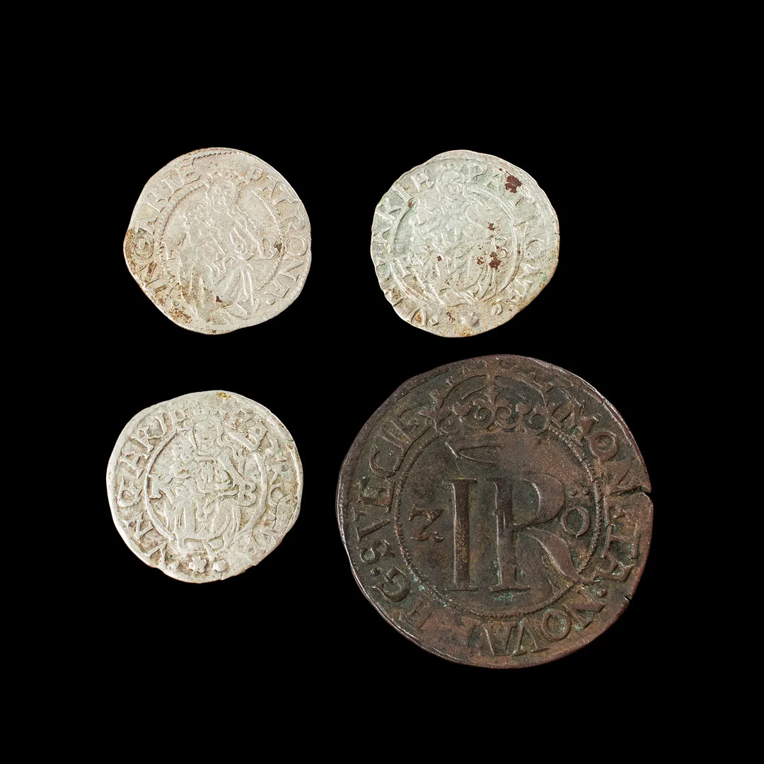SILVERMYNT samt KOPPARMYNT, 4 st, Ungern 1532, 1563 samt 1571, Sverige Johan III 2 öre 1591. — Coins & Banknotes — Stockholms Auktionsverk Sickla