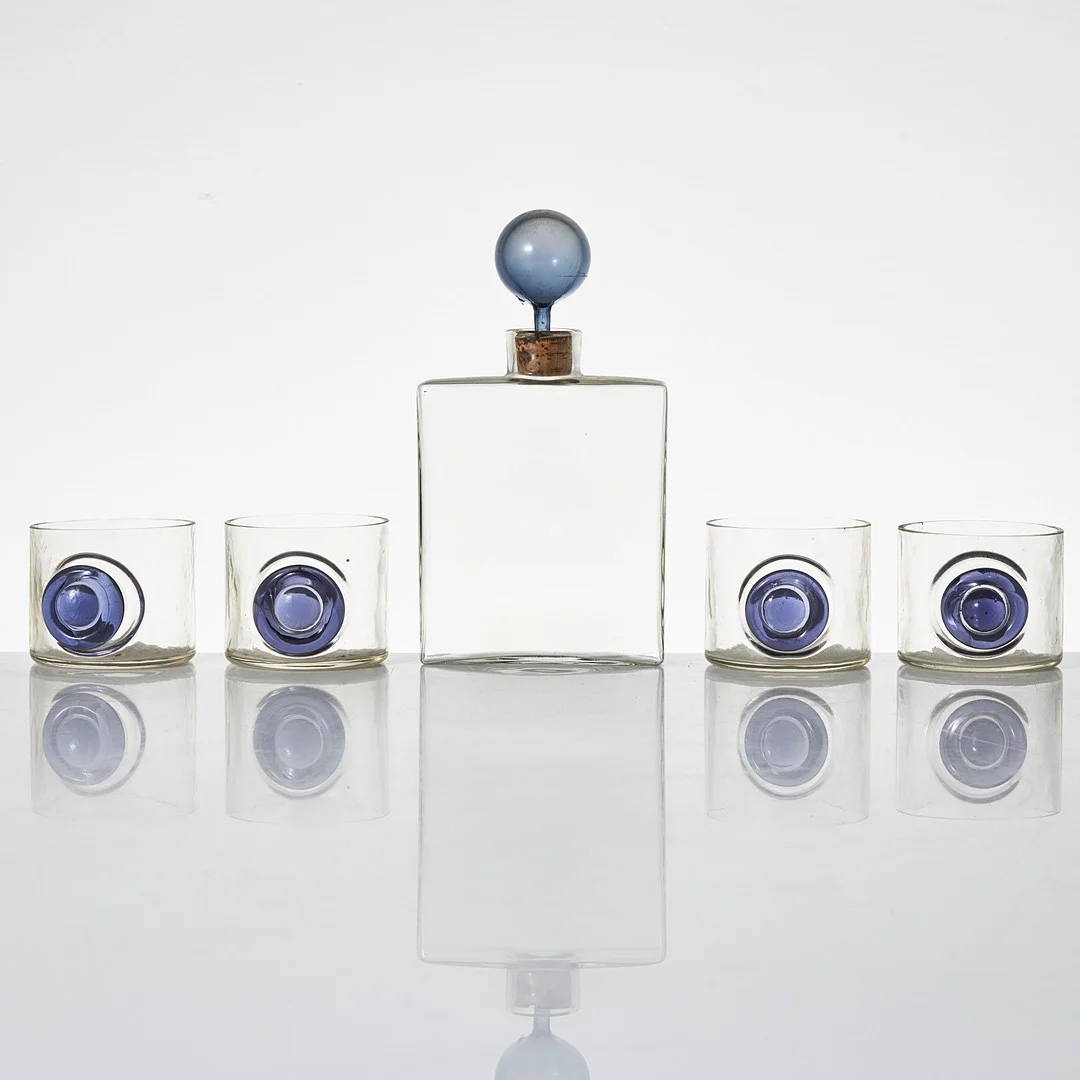 KAJ FRANCK. Flaska, dricksglas, 4 st., glas. Nuutajärvi. — Tableware — Stockholms Auktionsverk Magasin 5