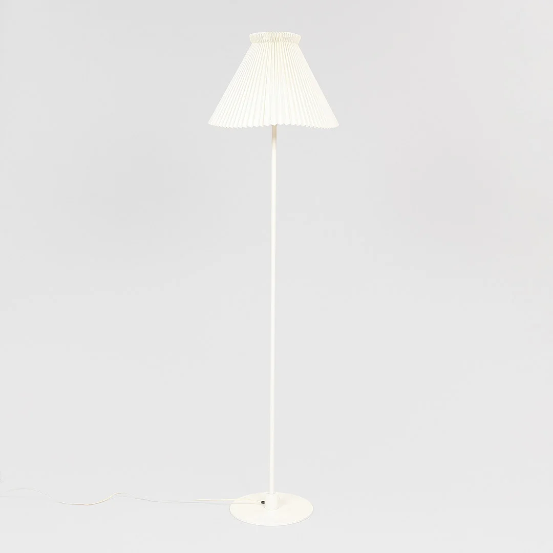 FLEMMING AGGER. Standerlampe, hvidlakeret model 369, Le Klint, Danmark. — Floor lights — Palsgaard Kunstauktioner
