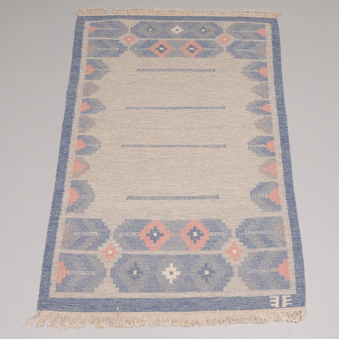 RÖLLAKANMATTA, signerad EF, 1960-tal. — European Carpets & Textiles — Auktionsbyrån Varberg