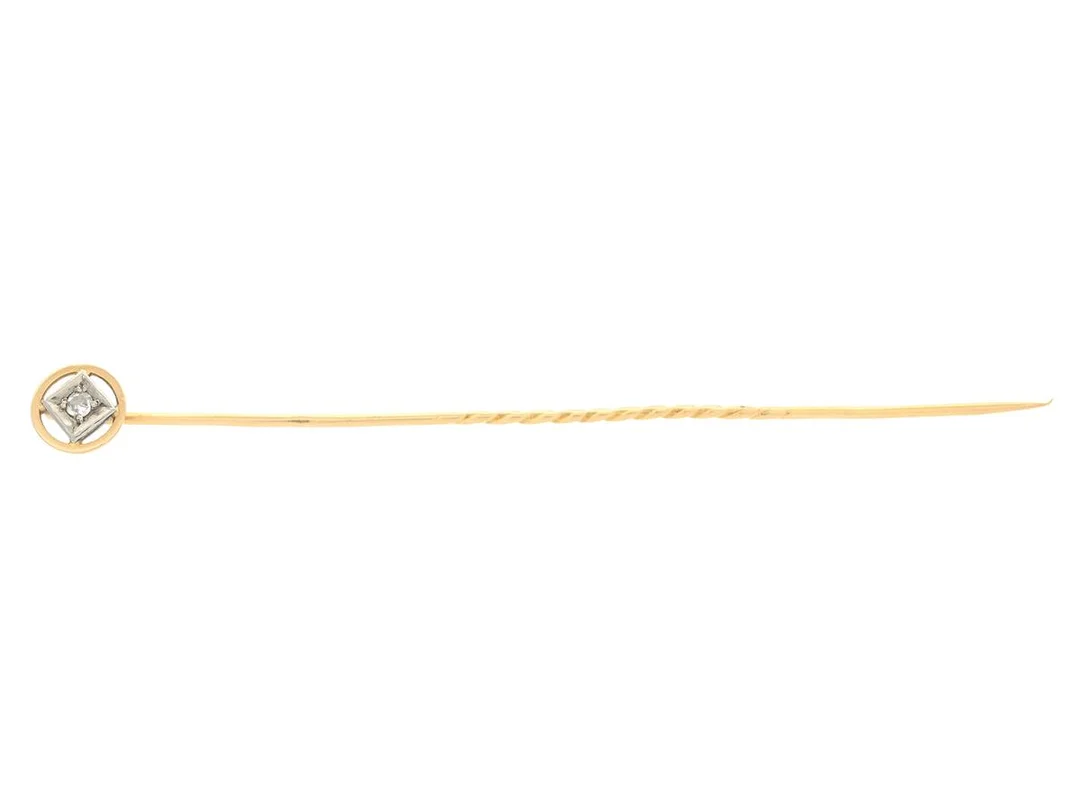 PIN, 18K guld, detalj i vitguld, 1 gammalslipad diamant, längd 7 cm, vikt ca 0,9 g. — Smycken/Brosch — Kaplans
