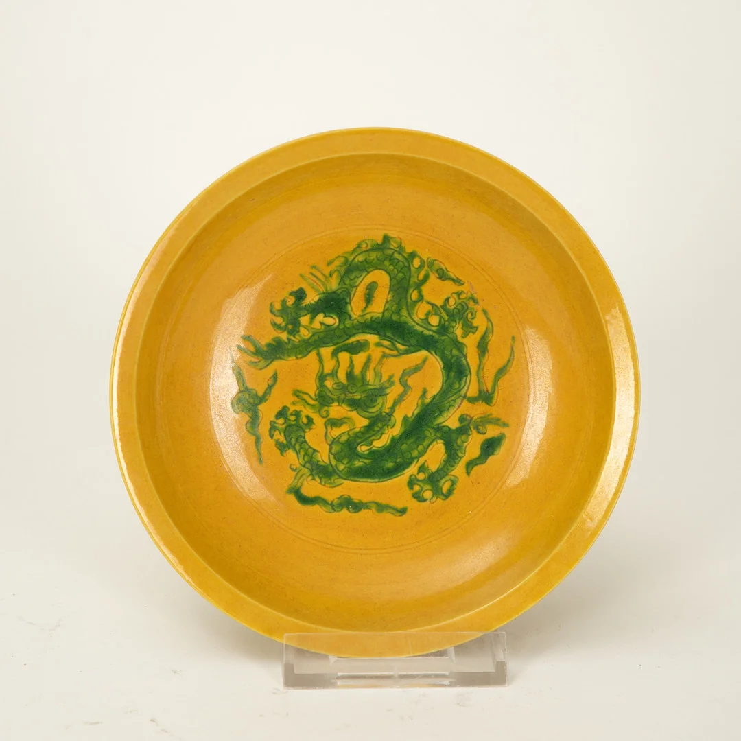 Eine Schale mit gelber Glasur und Drachendekor, im Ming-Stil, Jiajing-Marke, 20. Jh. — Oriental — Stockholms Auktionsverk Hamburg