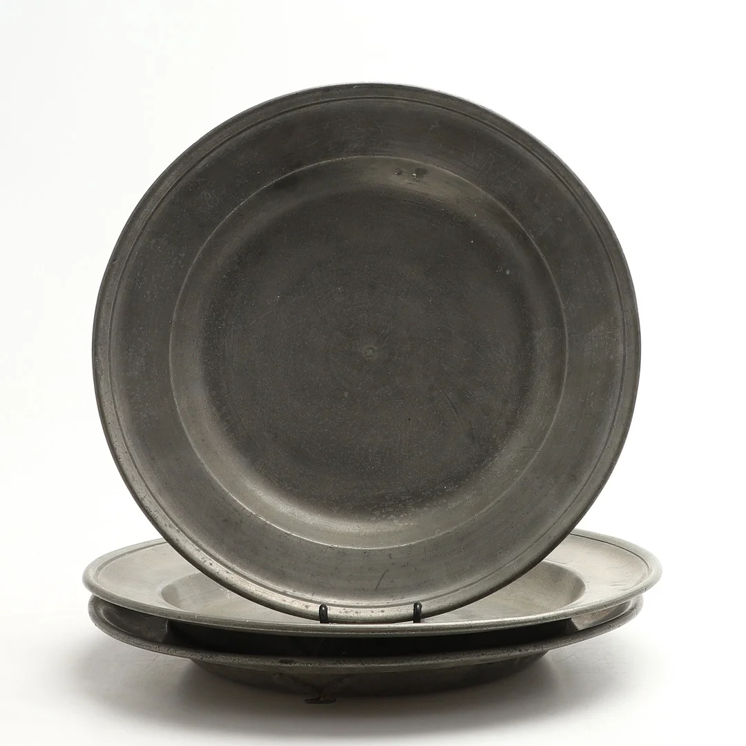 FAT, 3 st, tenn, europeiska stämplar. 1700/1800-tal. — Pewter, Brass & Copper — Crafoord Auktioner Malmö