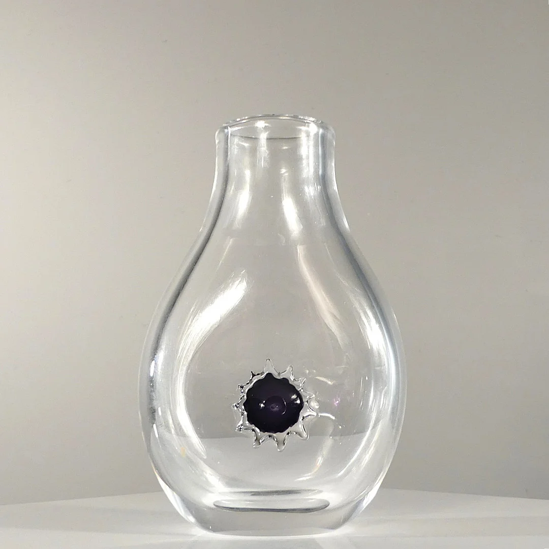 VICKE LINDSTRAND. vas, Kosta. — Utility glass — Lysekils Auktionsbyrå