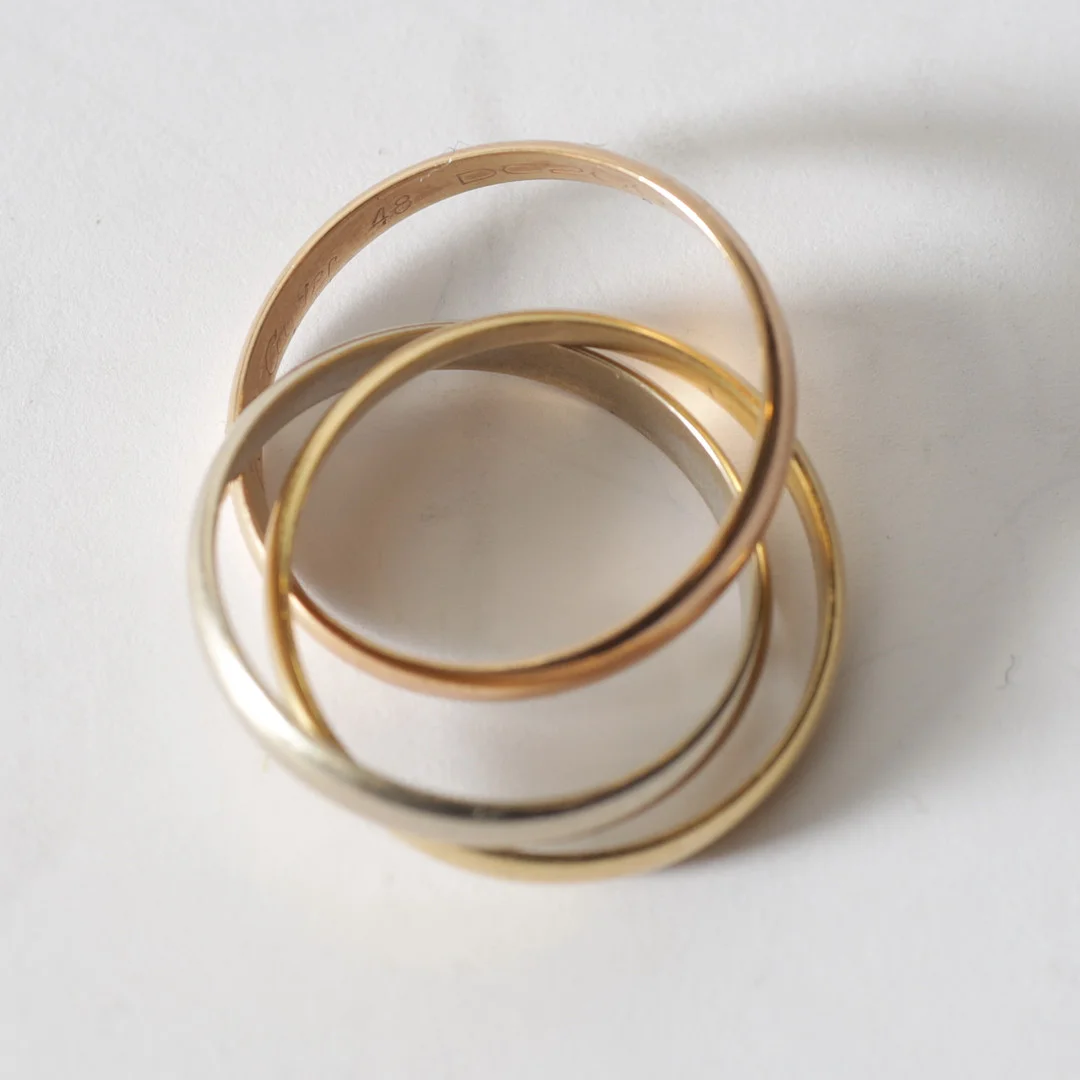 CARTIER, 18K vit- gul- & roséguld, s.k. "Trois Couleurs" / "Trinity-modell". Totalvikt ca 4,2 gram. — Rings — Gomér & Andersson Nyköping