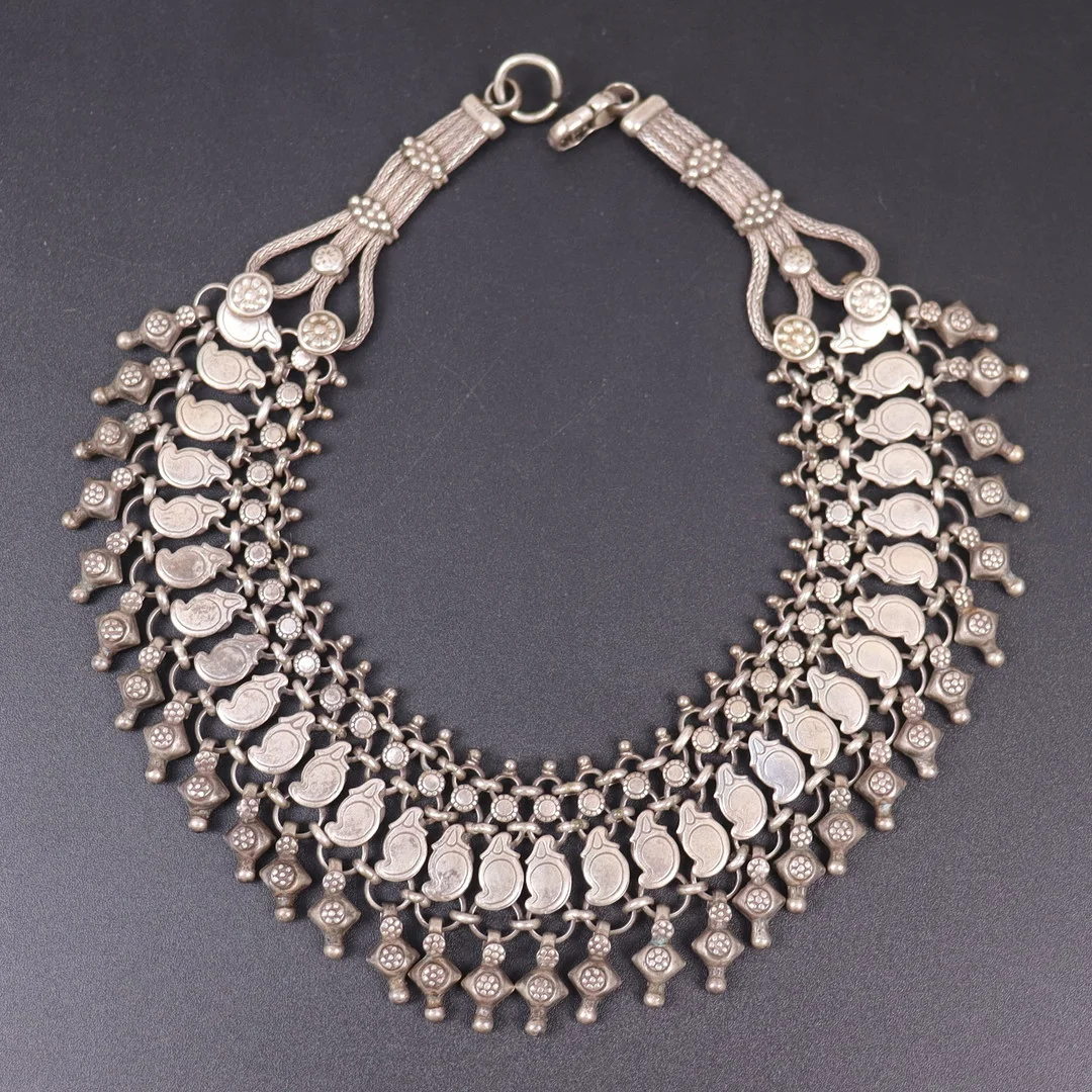 COLLIER, Rajasthan, Indien, vitmetall, 1900-tal. — Necklace — Markus Auktioner
