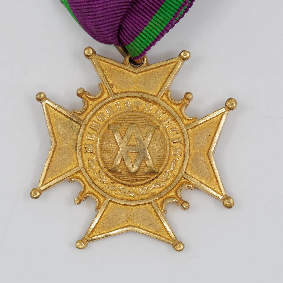 FÖRGYLLT ORDENSKORS "AMARANTORDEN" MED GRÖN/LILA RIPSBAND. — Orders & Medals — Auktionskammaren Sydost Kalmar