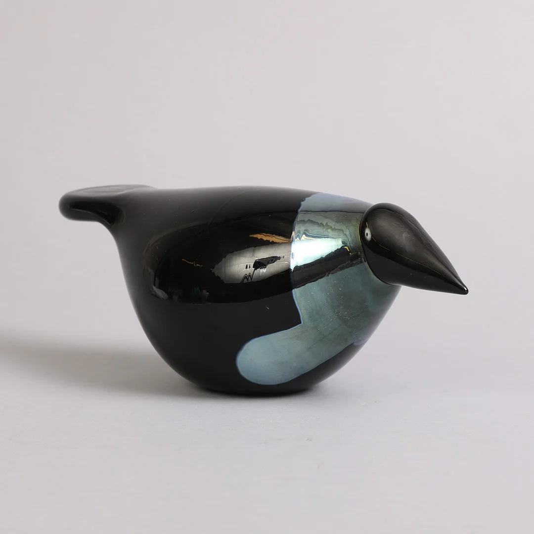 OIVA TOIKKA. "Varis", figur af glas i form af krage. — Art glass — Bidstrup Auktioner