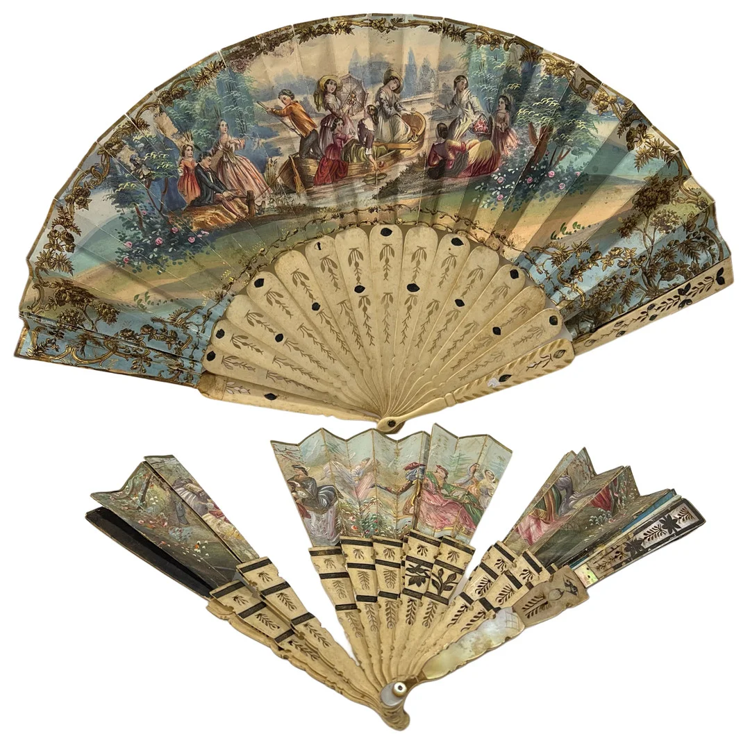 2 Abanicos Siglo XIX con varillajes en hueso país pintado con escenas galantes. — Other — Arce Auctions