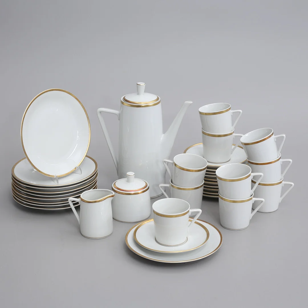 KAFFESERVIS, 34 delar, vitt porslin med guldkant, Walbrzych, Polen. — Tableware — Auktionshuset Thelin & Johansson
