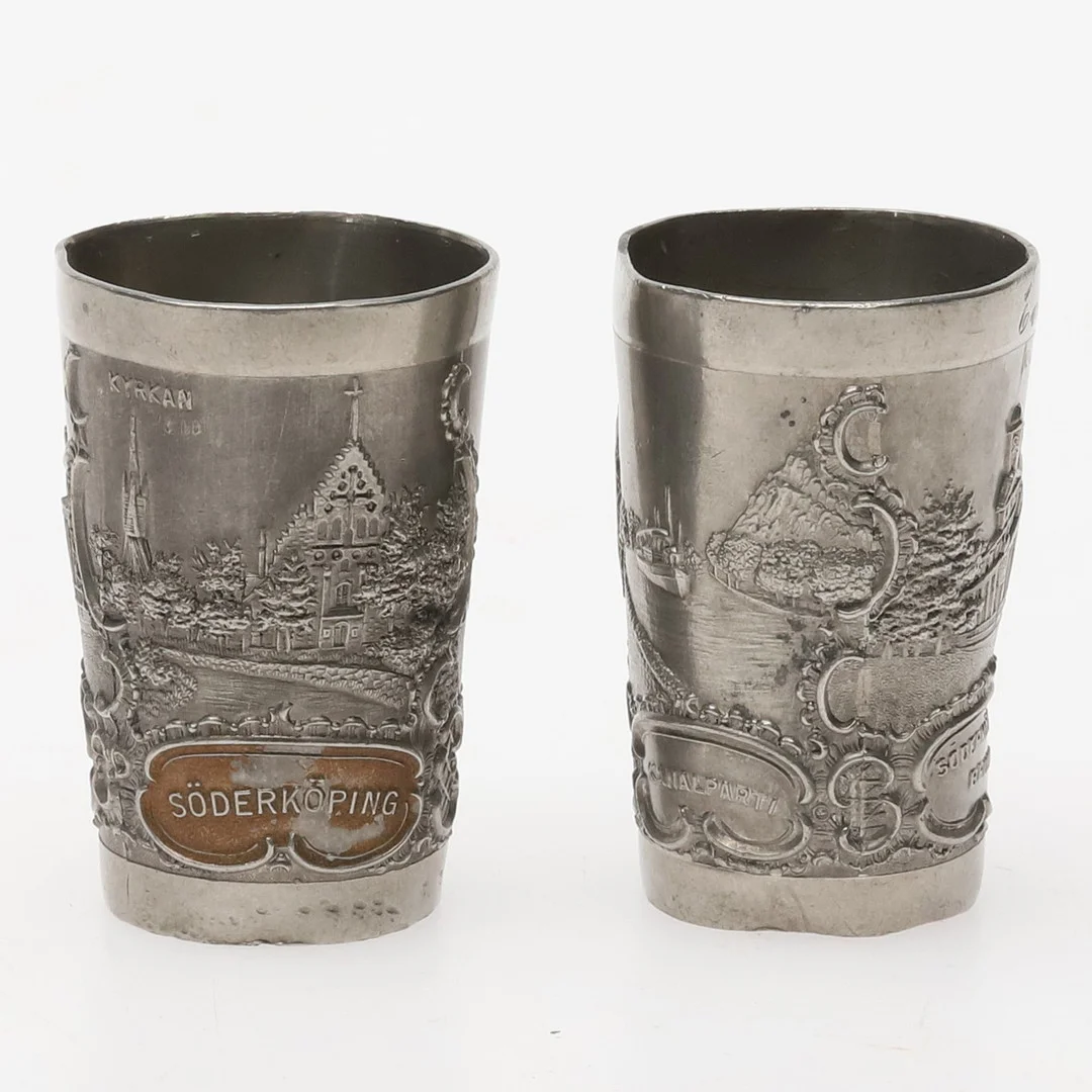 SNAPSGLAS, 2st, tenn, motiv från Söderköping. — Pewter, Brass & Copper — Örebro Stadsauktioner