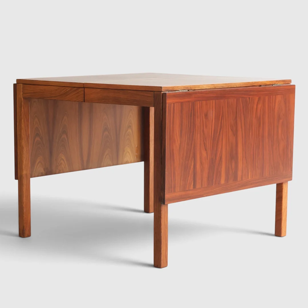 HENRY KJÆRNULF (F. UBBERUD 1911, D. 1975). Spisebord af palisander med klapper, plade med udtræk og to medfølgende tillægsplader. Udført og mærket hos Vejle Stole- og Møbelfabrik. Danmark, 1960-70'erne (1+2). — Dining tables — Woxholt Auktionshus