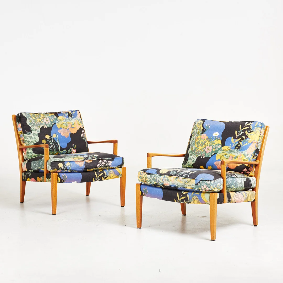 ARNE NORELL. Fåtöljer, 1 par "Löven", valnöt, plymåer klädda i "Anakreon"-textil från Svenskt Tenn. — Armchairs & Chairs — Stockholms Auktionsverk Sickla