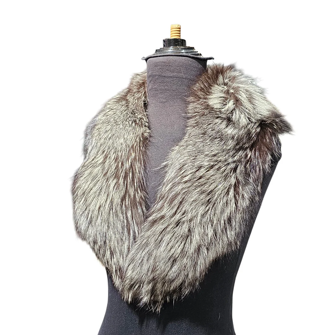 Cuello en zorro argenté negro con puntas blancas. — Vintage & Designer Fashion — Arce Auctions
