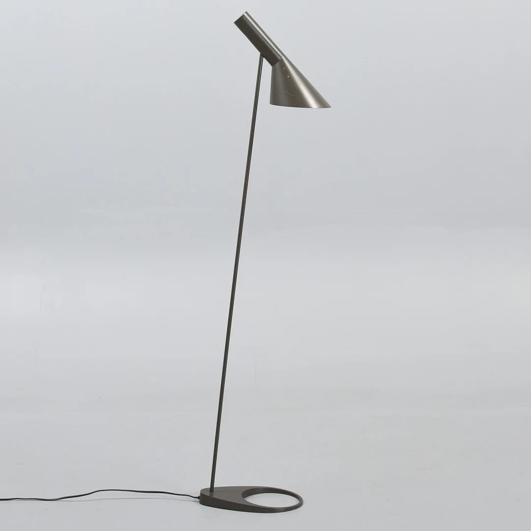 ARNE JACOBSEN. AJ-gulvlampe, for Louis Poulsen, grålakeret metal, etiketmærket. — Floor lights — Sørensen Auktioner