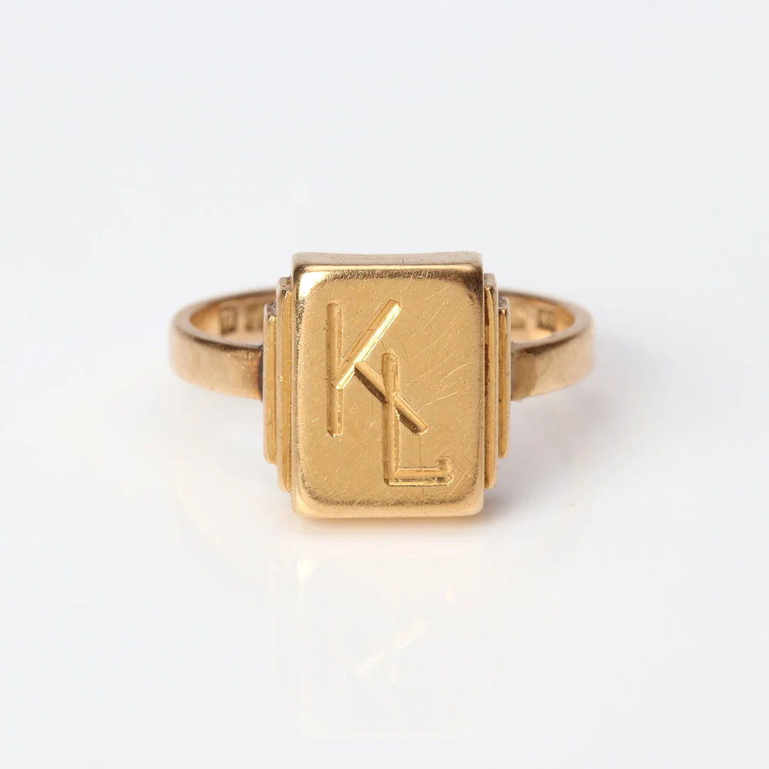 RING. 18k guld med monogram "KL". Vikt ca 4,7 gram. — Rings — Skånes Auktionsverk