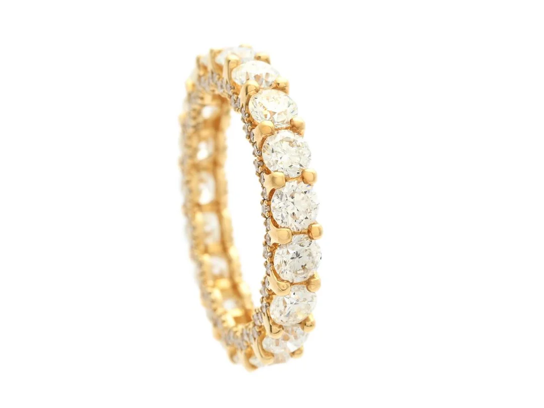 HELALLIANSRING, 18K guld, 133 briljantslipade diamanter ca 3,99 ctv, ca TW-TCr/VVS-SI, stl 17 mm, vikt 4,2 g. — Smycken/Alliansring — Kaplans