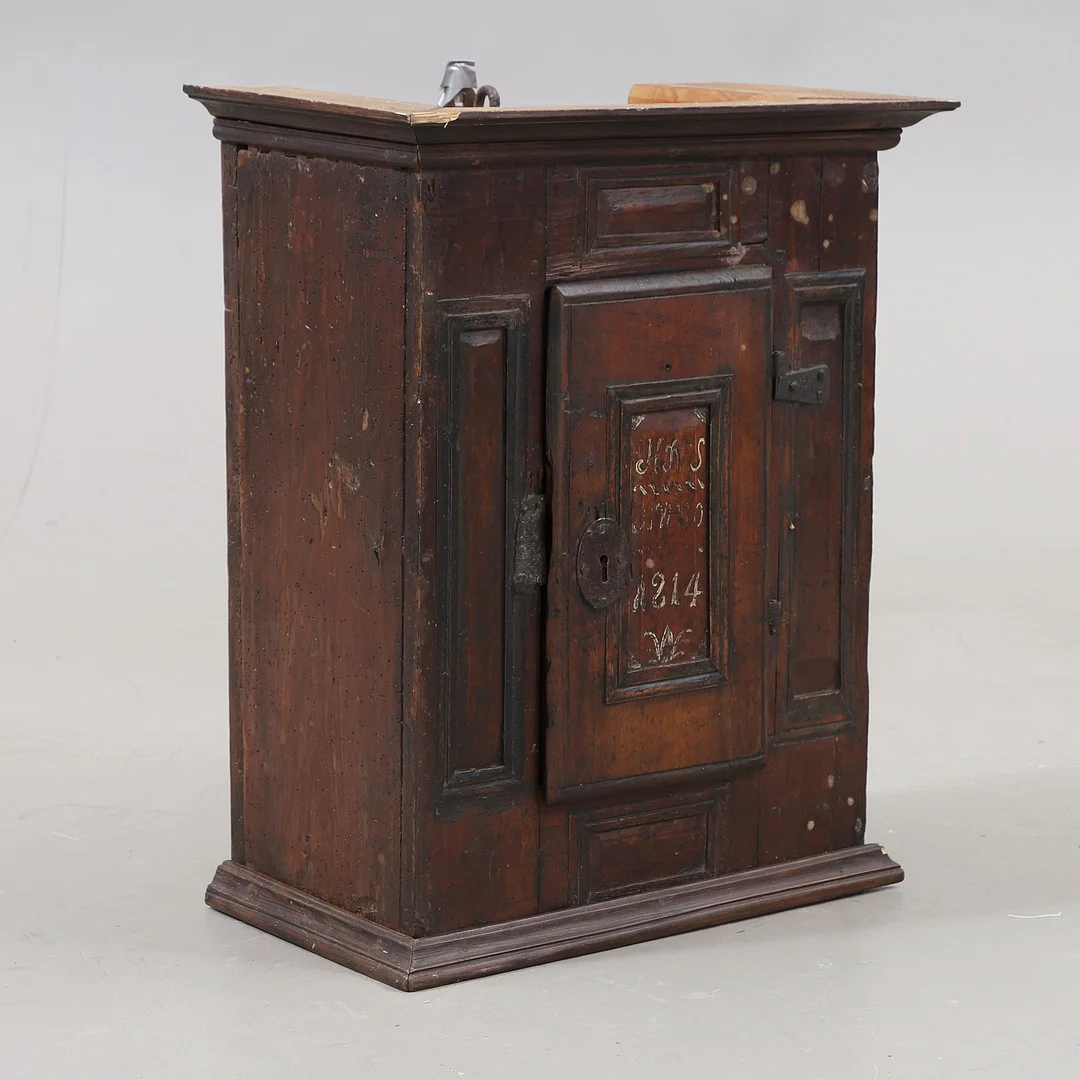 VÄGGSKÅP, 1800-tal. — Cupboards, Cabinets & Shelves — Växjö Auktionskammare