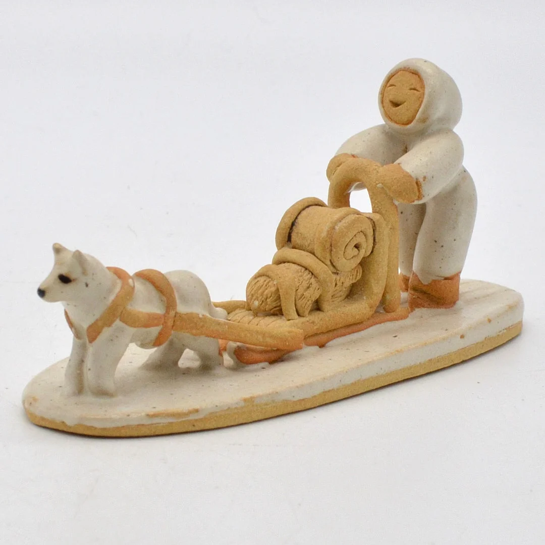 BETTI BOUMANN. INUIT MIT HUNDESCHLITTEN, KERAMIK-SKULPTUR, 1985, NANAIMO BC, KANADA. — European — Kunst- und Auktionshaus Kleinhenz