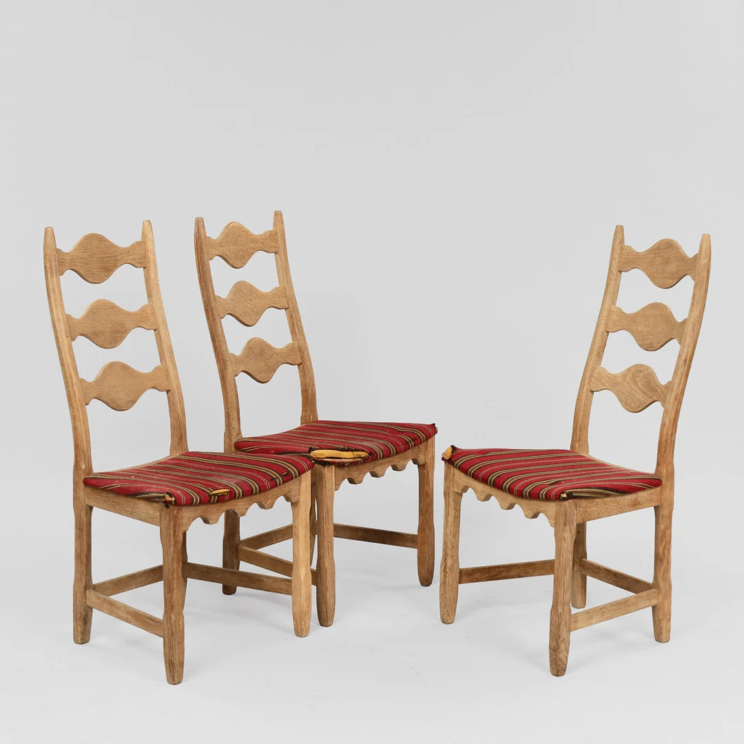 HENRY KJÆRNULF. Tre højryggede stole med stel af massivt egetræ, sæder betrukket med stribet uld, Danmark, 1960/1970'erne, (3). — Armchairs & Chairs — Palsgaard Kunstauktioner