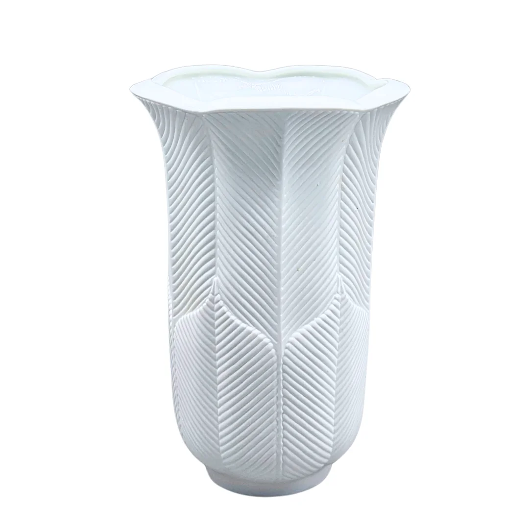 AK KAISER. BISKUITPORZELLANVASE IM FLORALEM DESIGN. — European — Auktionshaus Stuber's Hammerschlag