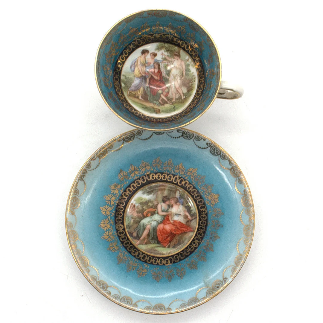 PORZELLAN-TASSE MIT UNTERTASSE GEMARKT MIT BIENENKORB, KARLSBAD, TSCHECHOSLOWAKEI ENDE 19. JAHRHUNDERT. — European — Kunst- und Auktionshaus Kleinhenz