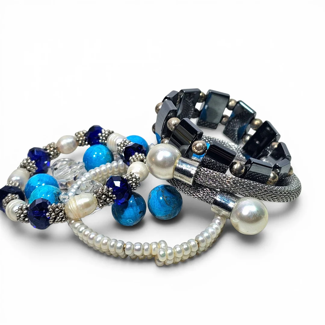 Colección de cinco pulseras en cristal, hematites y metal. — Bracelets — Arce Auctions