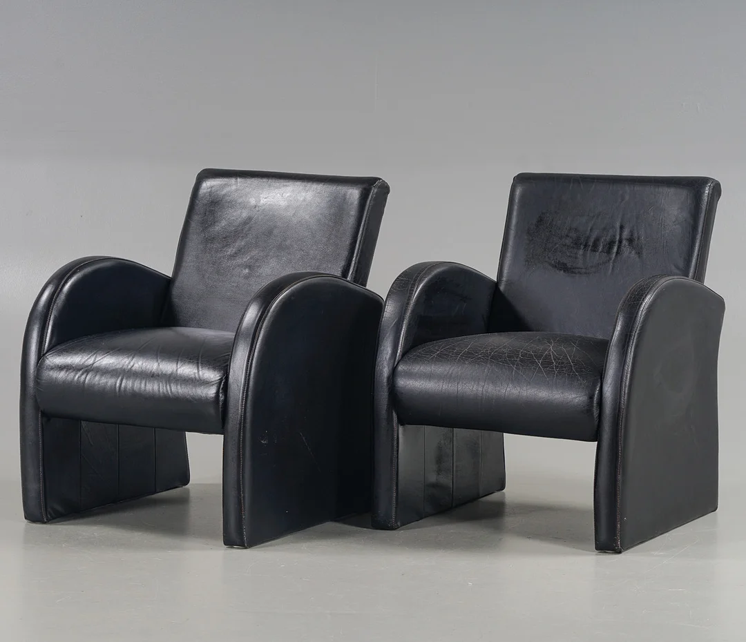 TORD BJÖRKLUND. Fåtöljer 1 par "Loshult" Svart skinnklädsel, IKEA 1990-tal. — Armchairs & Chairs — Karlstad Hammarö Auktionsverk