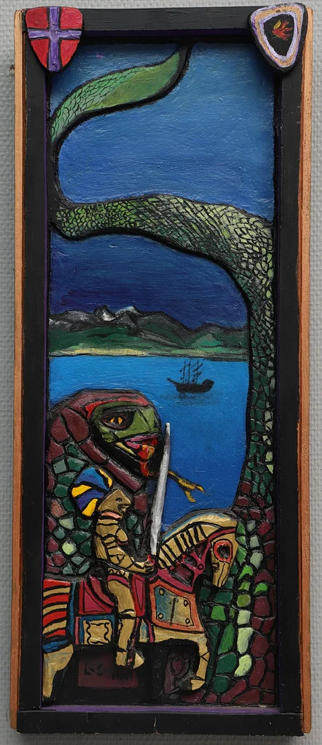 LARS-GUNNAR HULT. Trärelief, bemålat trä, Riddare till häst och drake vid kust, signerad, 1900-/2000-tal. — Paintings — Ekenbergs Auktioner
