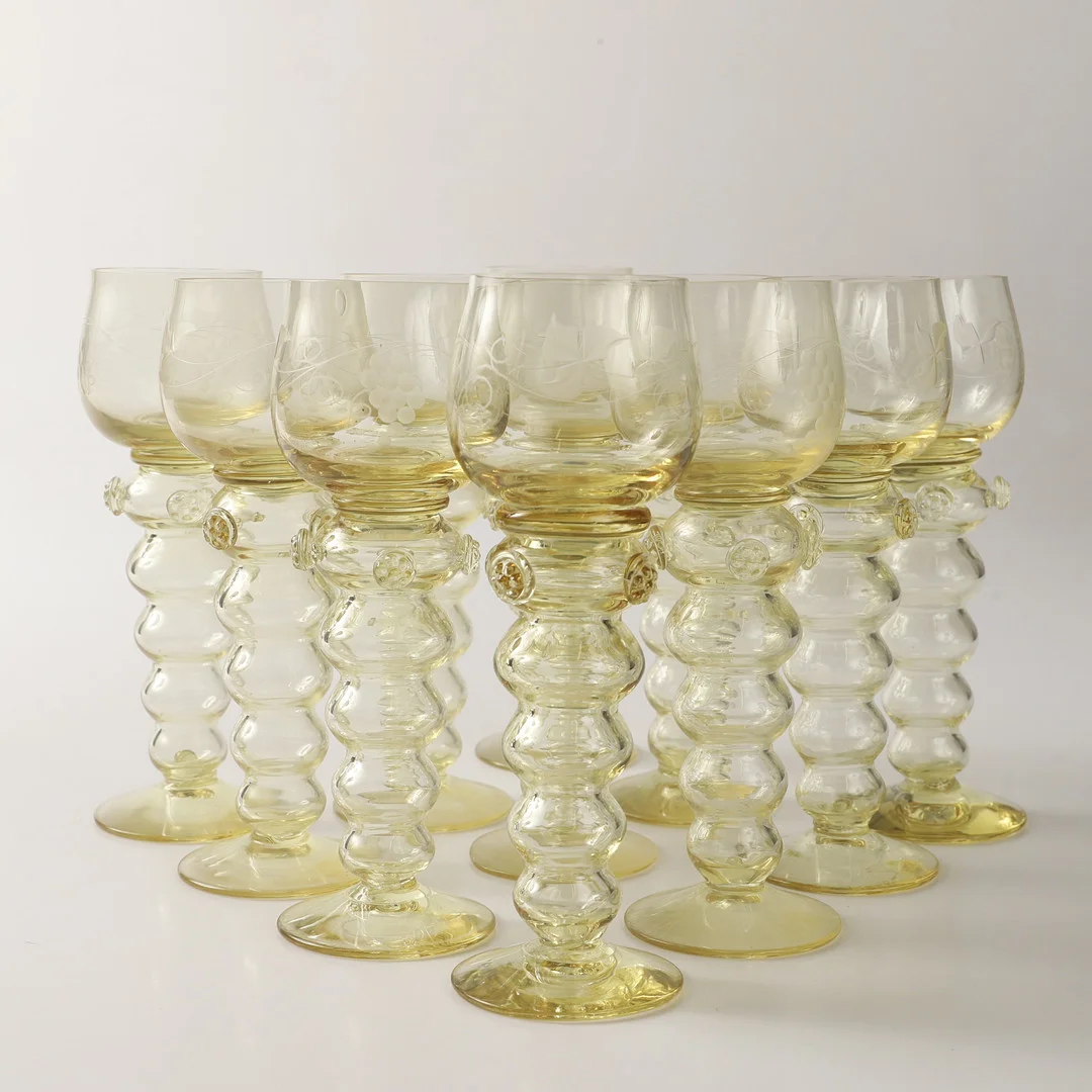 VINGLAS, 11 stycken, s. k. remmare, glas med druvdekor, 1900-tal. — Utility glass — Helsingborgs Auktionskammare