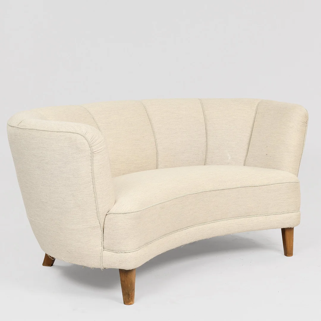 DANSK MØBELDESIGN. Let buet sofa betrukket med lys randsyet uld, Danmark, ca. 1940'erne. — Sofas & Seatings — Palsgaard Kunstauktioner