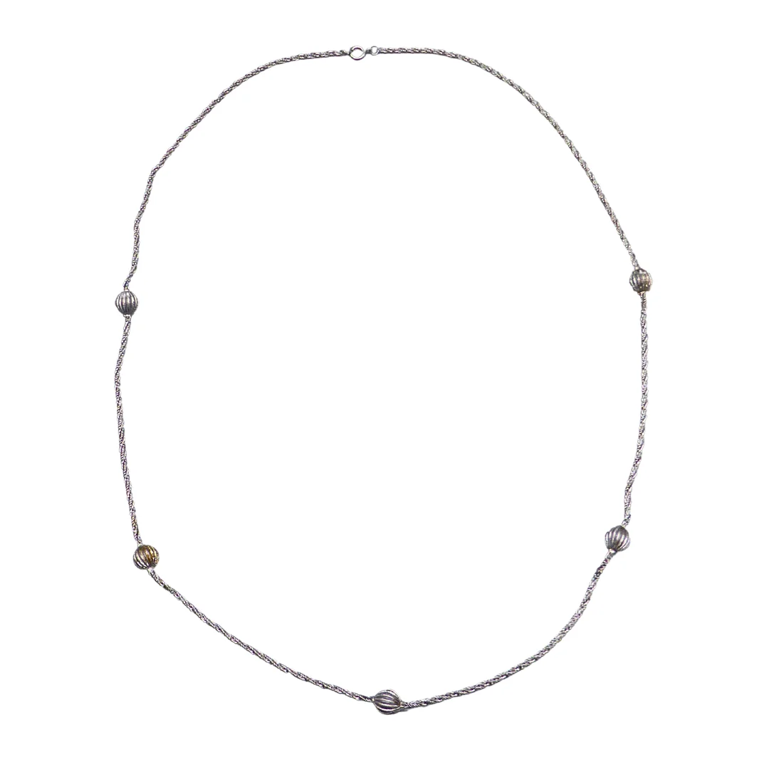 HALSKETTE MIT FÜNF GEMUSTERTEN KUGELN AUS METALL. — Necklace — Auktionshaus Stuber's Hammerschlag