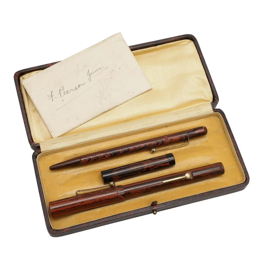 A VINTAGE FOUNTAIN PEN AND PROPELLING PENCIL. — Pens — Lawrences Auctioneers