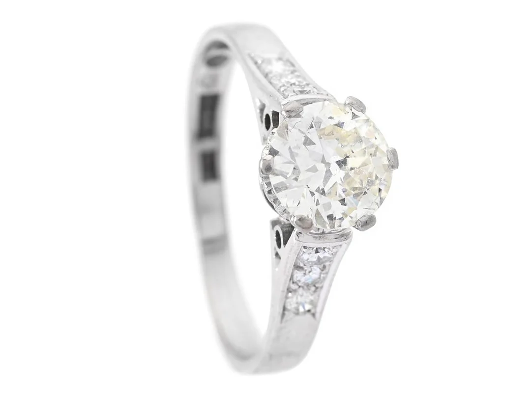 RING, 18K vitguld, gammalslipad diamant 0,92 ct, ca TCa(L)/SI1, 6 briljantslipade diamanter ca 0,14 ctv, ca TW/VS, G A Wall, Stockholm 1953, stl 17,25 mm, vikt 3,4 g, en av de mindre diamanterna är skadade, mittstenen har en inneslutning vid rondisten som når ytan. — Smycken/Ring — Kaplans