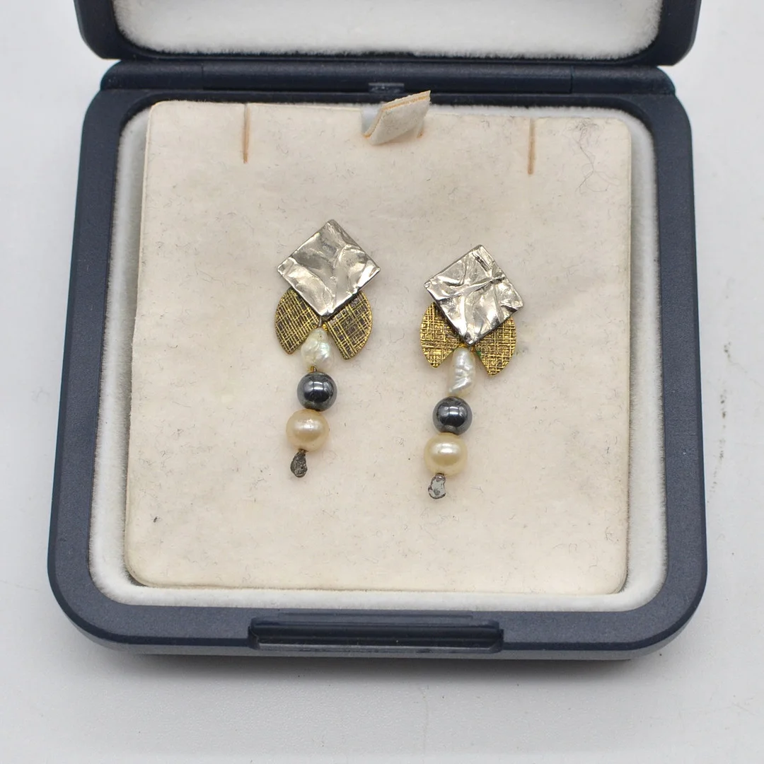 DESIGNEROHRRINGE MIT FLUSSPERLE UND HÄMATITPERLE, STERLINGSILBER, VERGOLDETE DETAILS, SPÄTES 20. JAHRHUNDERT. — Earrings — Kunst- und Auktionshaus Kleinhenz