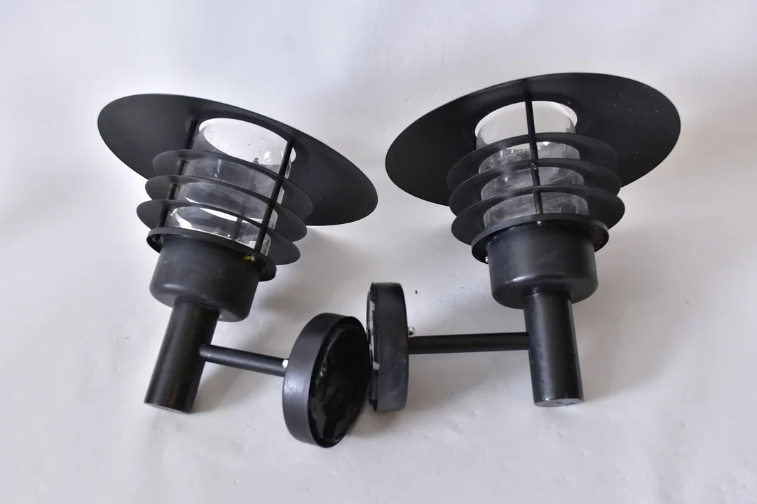 YTTERBELYSNINGAR, 1 par, svartlackerad metall. — Wall Lights — Halmstads Auktionskammare
