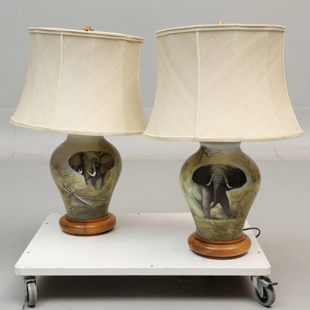 BORDSLAMPOR PÅ TRÄSOCKEL med textilskärmar, ett par, porslin, 1900-tal. — Table Lamps — Ekenbergs Auktioner