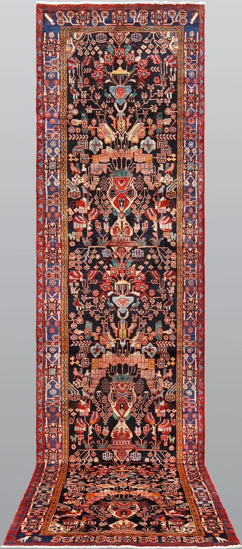 MATTA, "Figural Hamadan", galleri, 496 x 120 cm. — Oriental Carpets & Textiles — Helsingborgs Auktionskammare