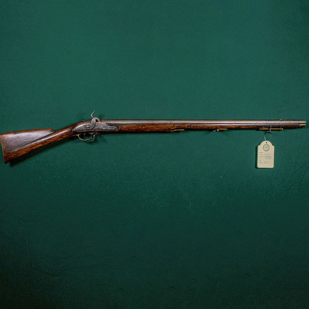 Slaglåsgevär, brittiskt-svenskt, sk subsidiegevär, civilt konverterat till slaglås. — Guns & Rifles — Mauritz Widforss