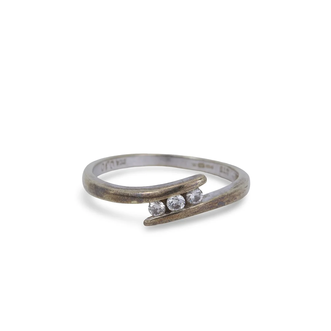 9CT DIAMOND CROSSOVER RING. — Rings — Chalkwell Auctions