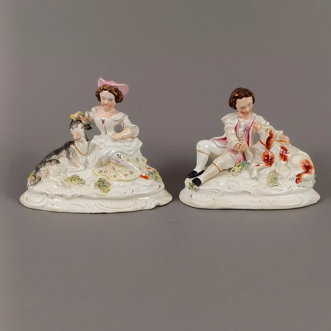 ZWEI STAFFORDSHIRE-FIGURENGRUPPEN „Mädchen mit Ziege“ und „Junge mit Hund“ - England, 19. Jh./um 1900, Keramik. — European — Auktionshaus Blank