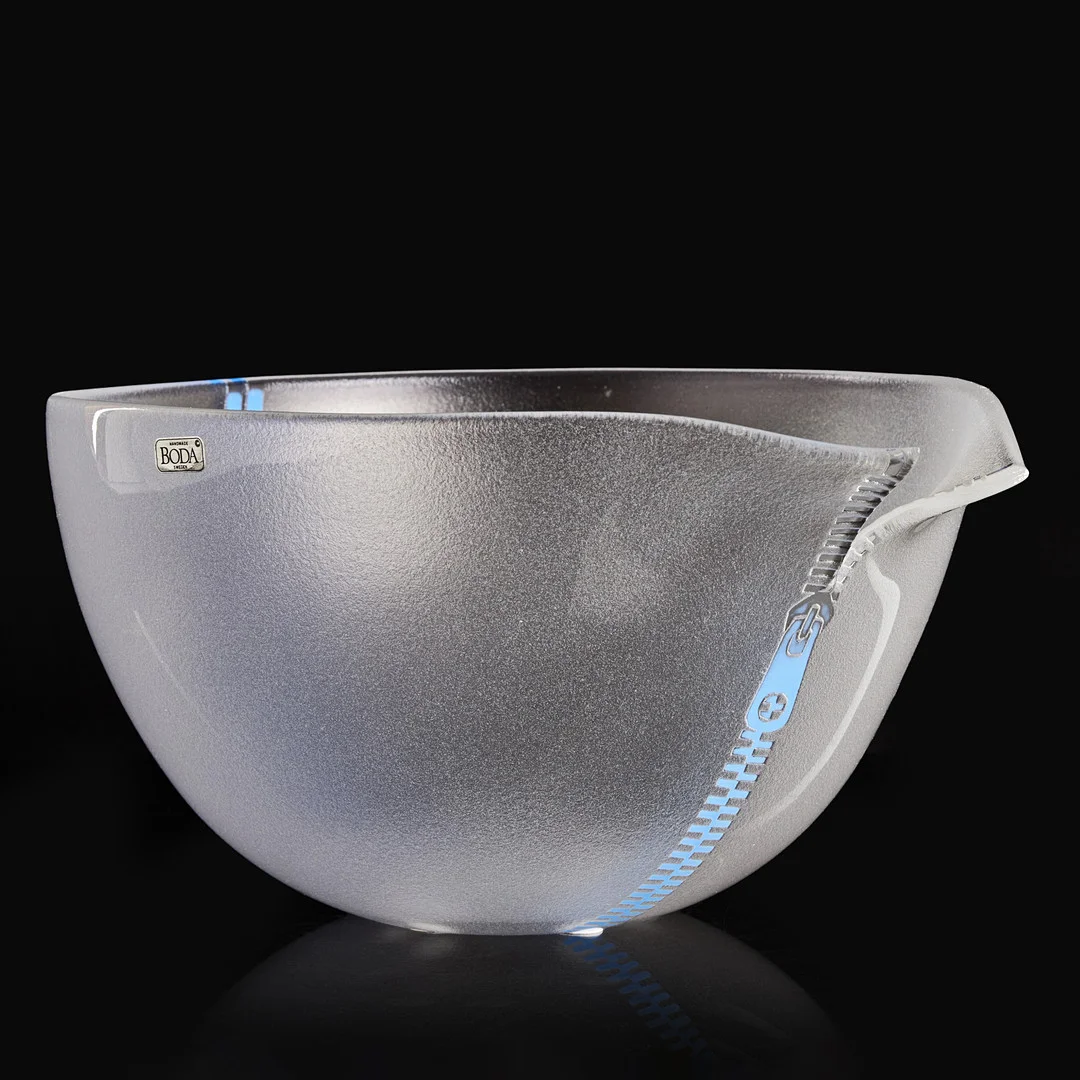 KJELL ENGMAN (SVERIGE, FÖDD 1946). Skål, signerad, unik, Kosta Boda, dekor av dragkedja. — Art glass — Crafoord Auktioner Stockholm
