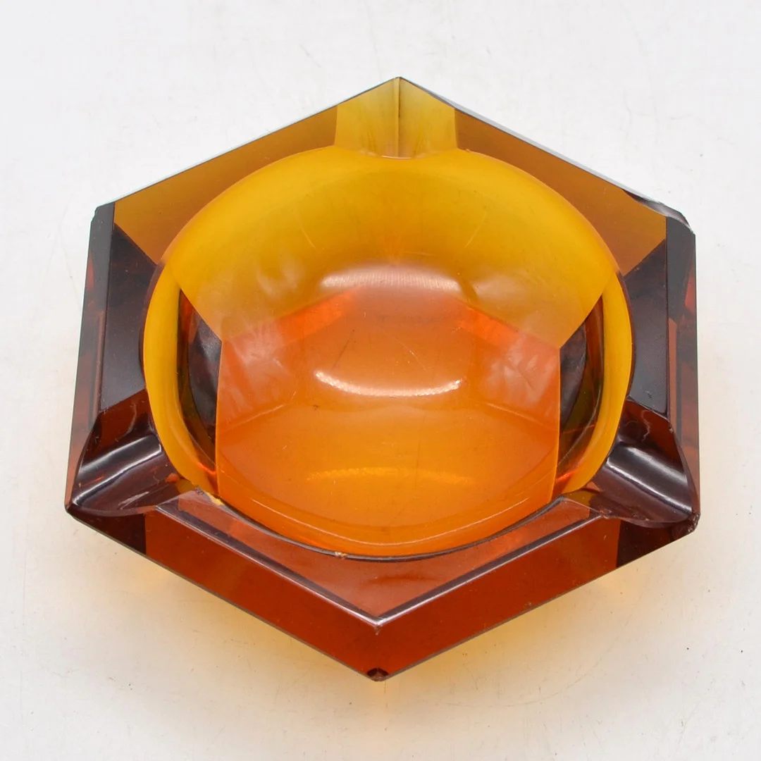 BERNSTEINFARBENE MURANO GLASSCHALE, FACETTIERT, ITALIEN, 20. JAHRHUNDERT. — Art glass — Kunst- und Auktionshaus Kleinhenz