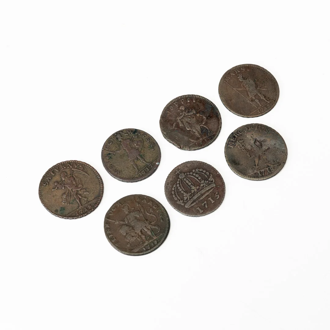 NÖDMYNT, 7 st, 1 daler S.M, 1715-19. — Coins & Banknotes — Auktionshuset Kolonn